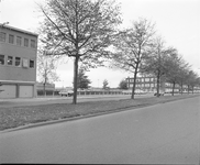 882125 Gezicht op een terrein aan de Croeselaan te Utrecht, met achter de hekken het parkeerterrein van de Jaarbeurs en ...